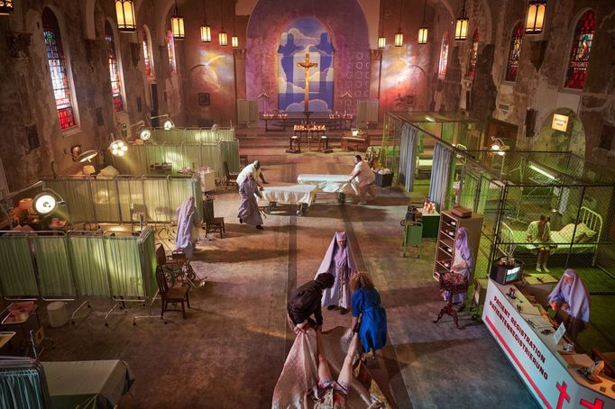 Ve spodní části snímku jsou Adam Driver jako Jack a Greta Gerwig v roli Babette.