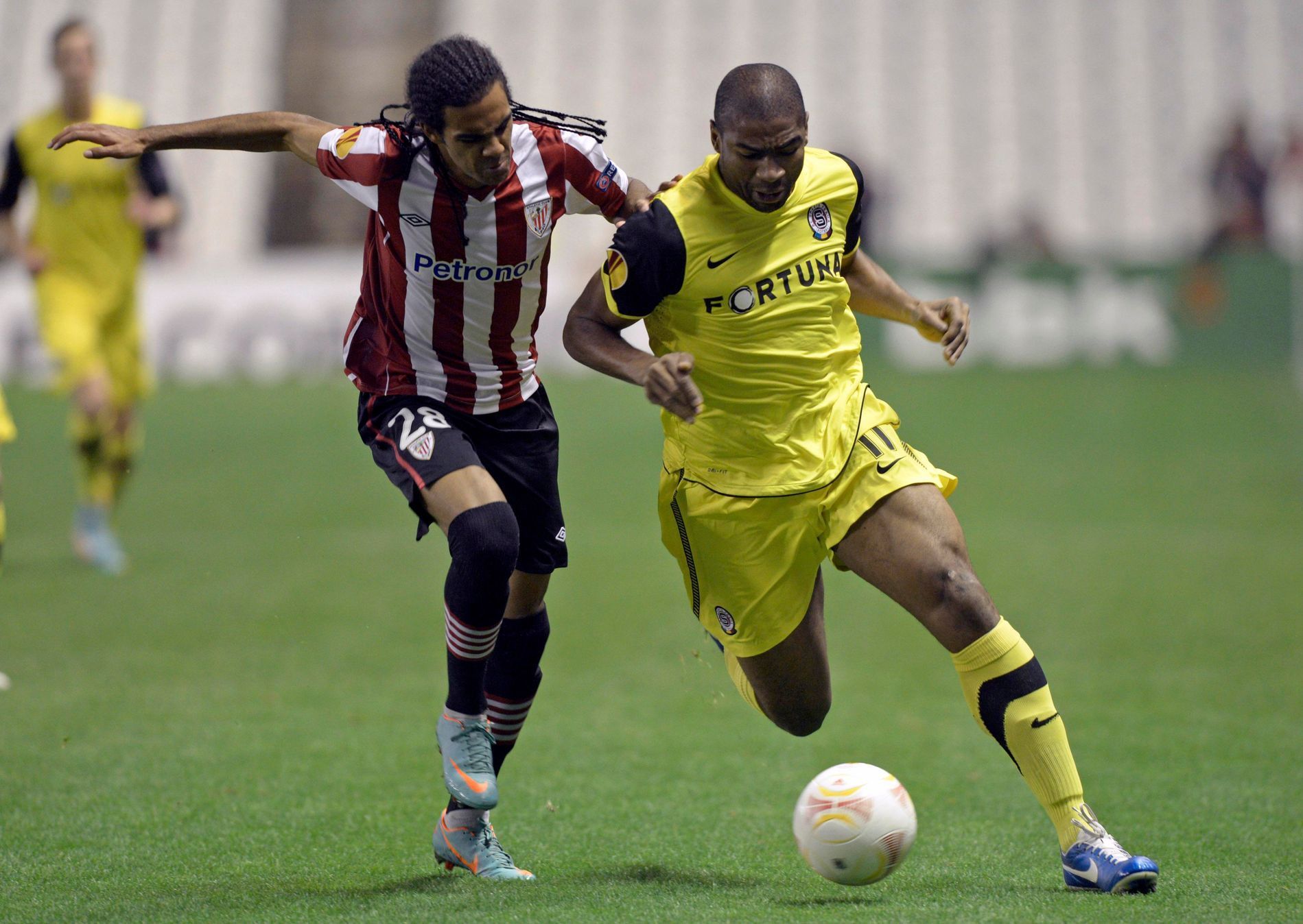 Léo Kweuke v utkání proti Bilbau