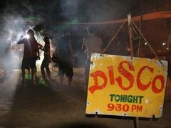 UNAWATUNA (Srí Lanka) 11. prosince - Tato cedule byla loni jediným, co zbylo z baru na pláži. Zůstala omotaná na jedné z palem. Tento týden už znovu svolává k zábavě. Disco hraje na plné volume.