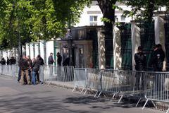 Mladík připravoval bombové útoky na tři velvyslanectví v Praze, soud mu dal podmínku
