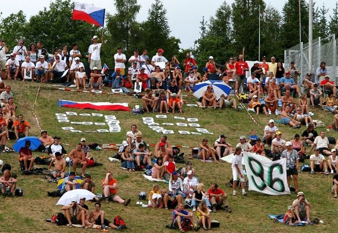 Čeští fanoušci umějí na Masarykově okruhu své jezdce podpořit. Dokázali to například při letošním závodě MS superbiků, kde drželi palce Jakubu Smržovi.