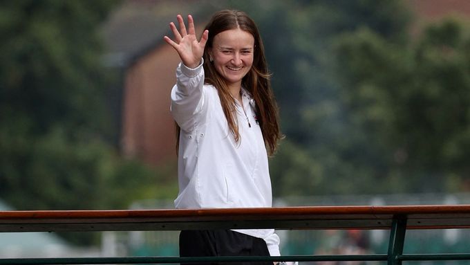 Barbora Krejčíková, nová šampionka Wimbledonu, zdraví fanoušky v All England Clubu.