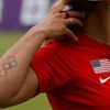 Tetování Američanky Khatuny Lorigové, která trénuje na lukostřelbu během zahajovacího dne olympiády 2012 v Londýně.