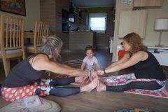 Cvičí jógu s onkologicky nemocnými dětmi, vracejí je tak zpátky na nohy