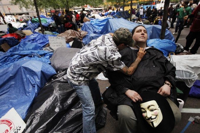 Raven, který patří k hnutí Occupy Wall Street, se nechává v zázemí demonstrantů ve finanční čtvrti New Yorku, v Zuccotti Parku oholit.