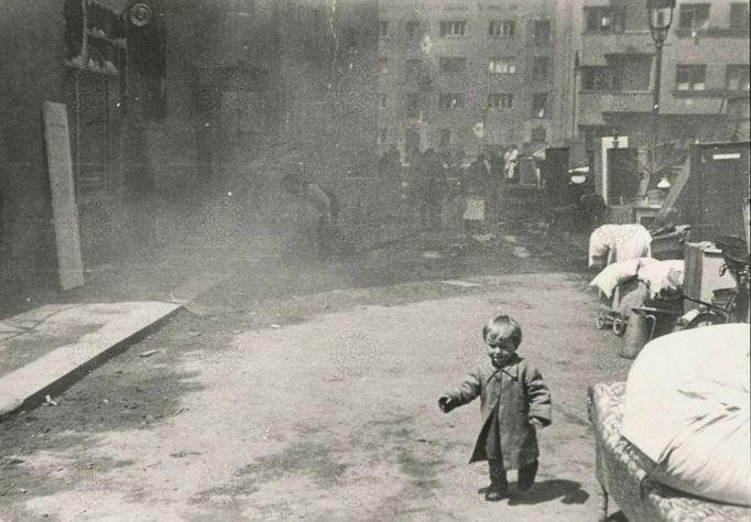 Dítě v ulici Na Pankráci během květnového povstání v roce 1945.