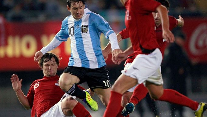 Lionel Messi se proplétá mezi obránci Albánie.