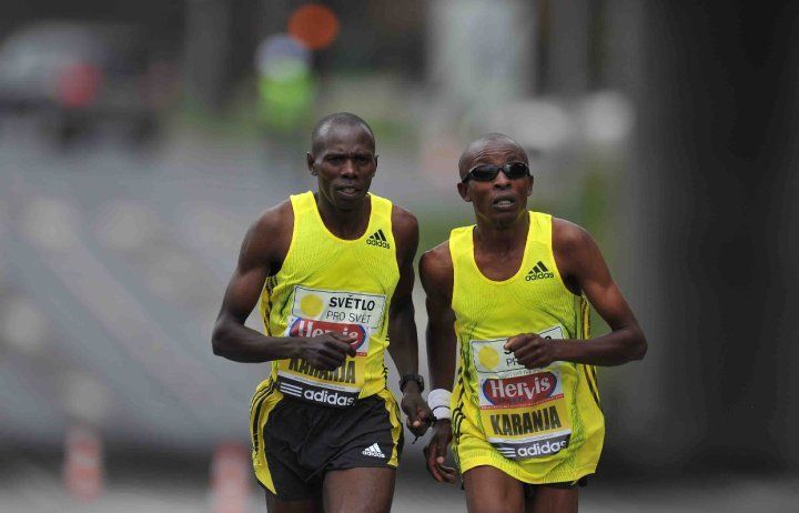 Nevidomí běžci bratři Karanjové z Keni