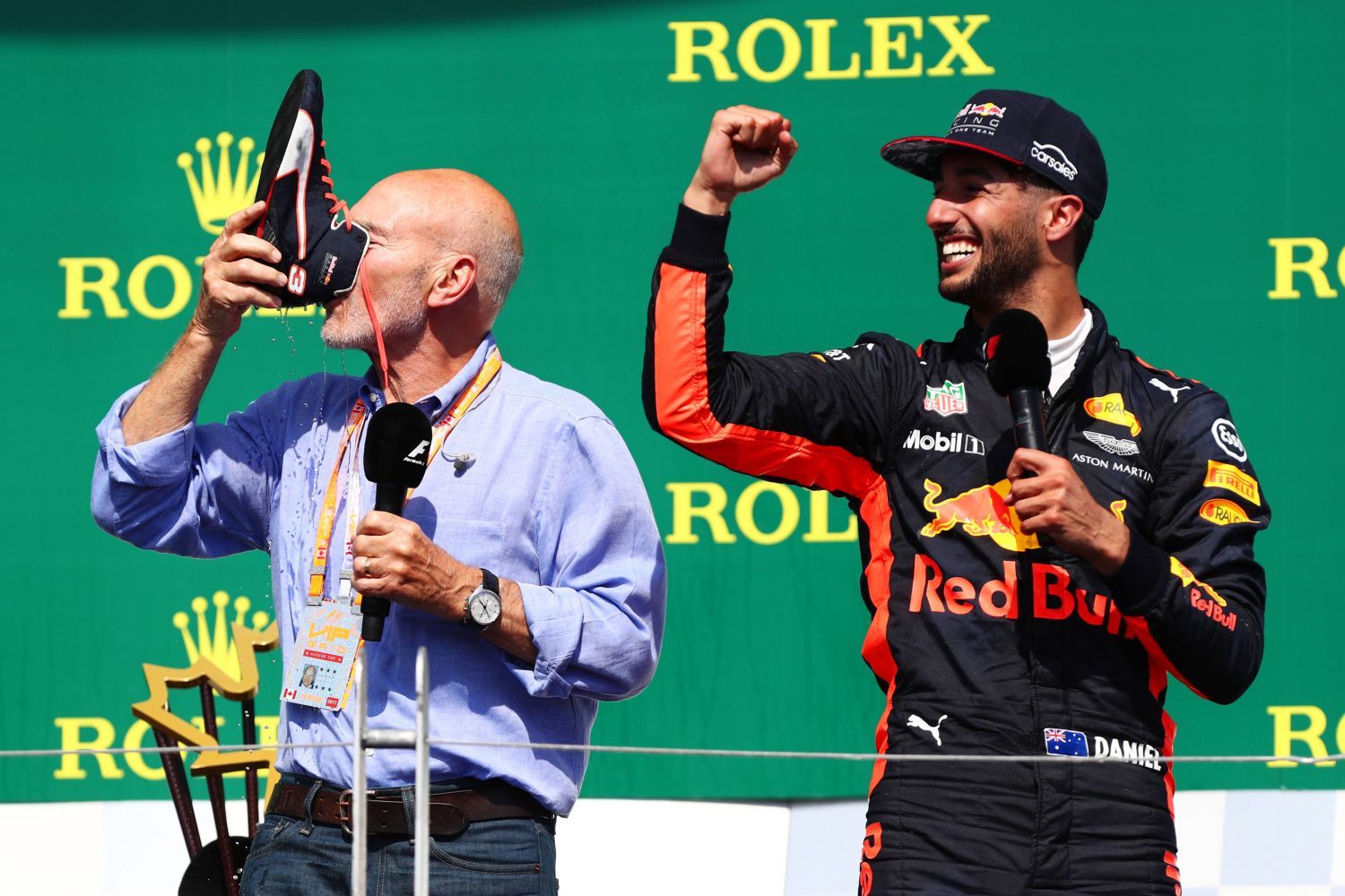 F1, VC Kanady 2017: Patrick Stewart pije šampaňské z boty Daniela Ricciarda