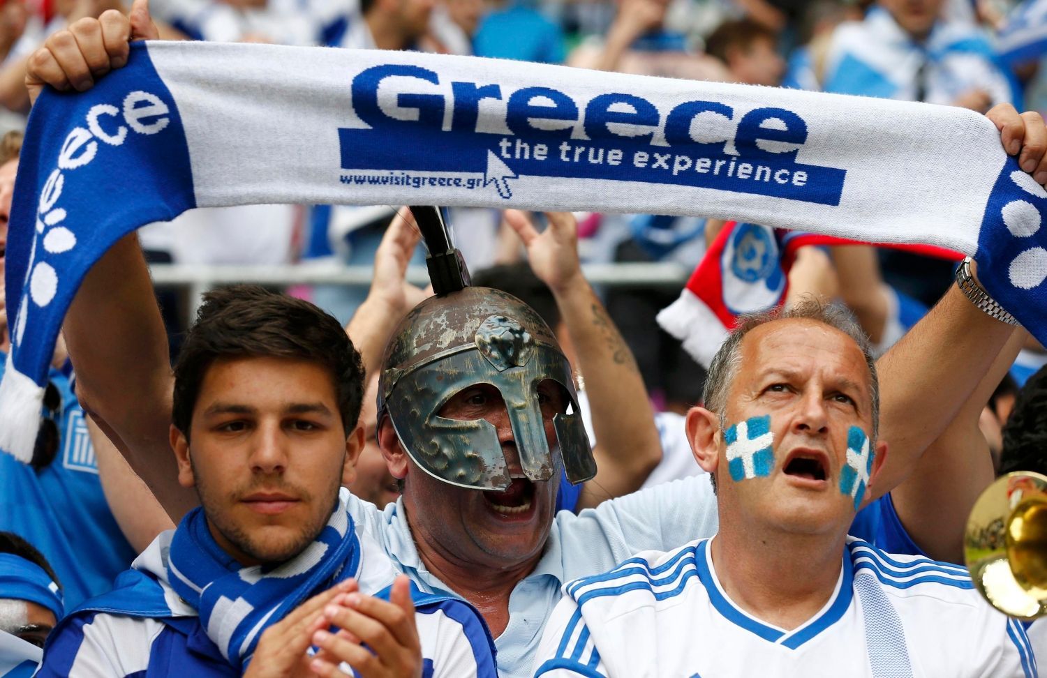 Řečtí fanoušci v utkání Řecko - Česká republika na Euru 2012