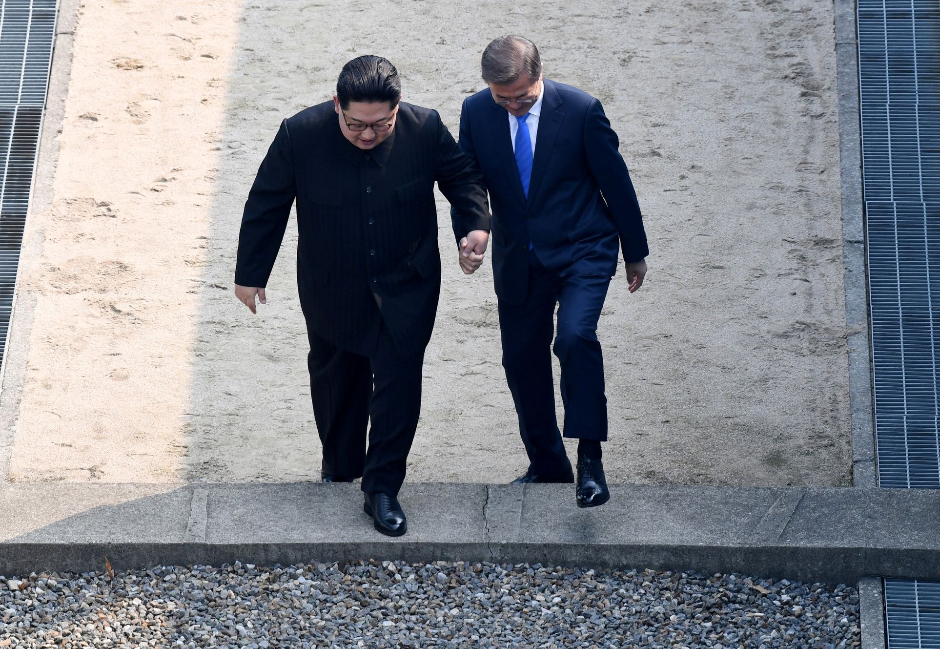 Kim Čong-un překračuje hranici v demilitarizované zóně do Jižní Koreje.