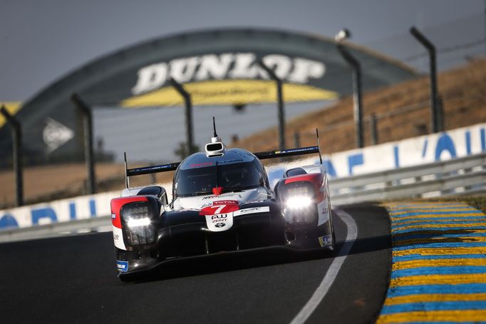 Toyota TS050 Hybrid posádky Mike Conway, Kamui Kobajaši a José Maria Lopéz při kvalifikaci na 24 hodin Le Mans 2020.