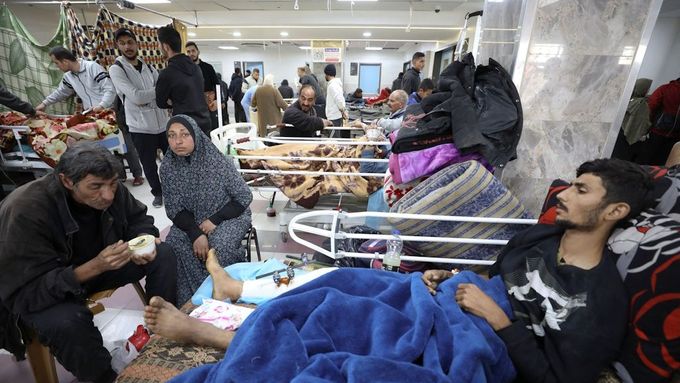 Zranění Palestinci čekají na ošetření v nemocnici Šífa, březen 2024.