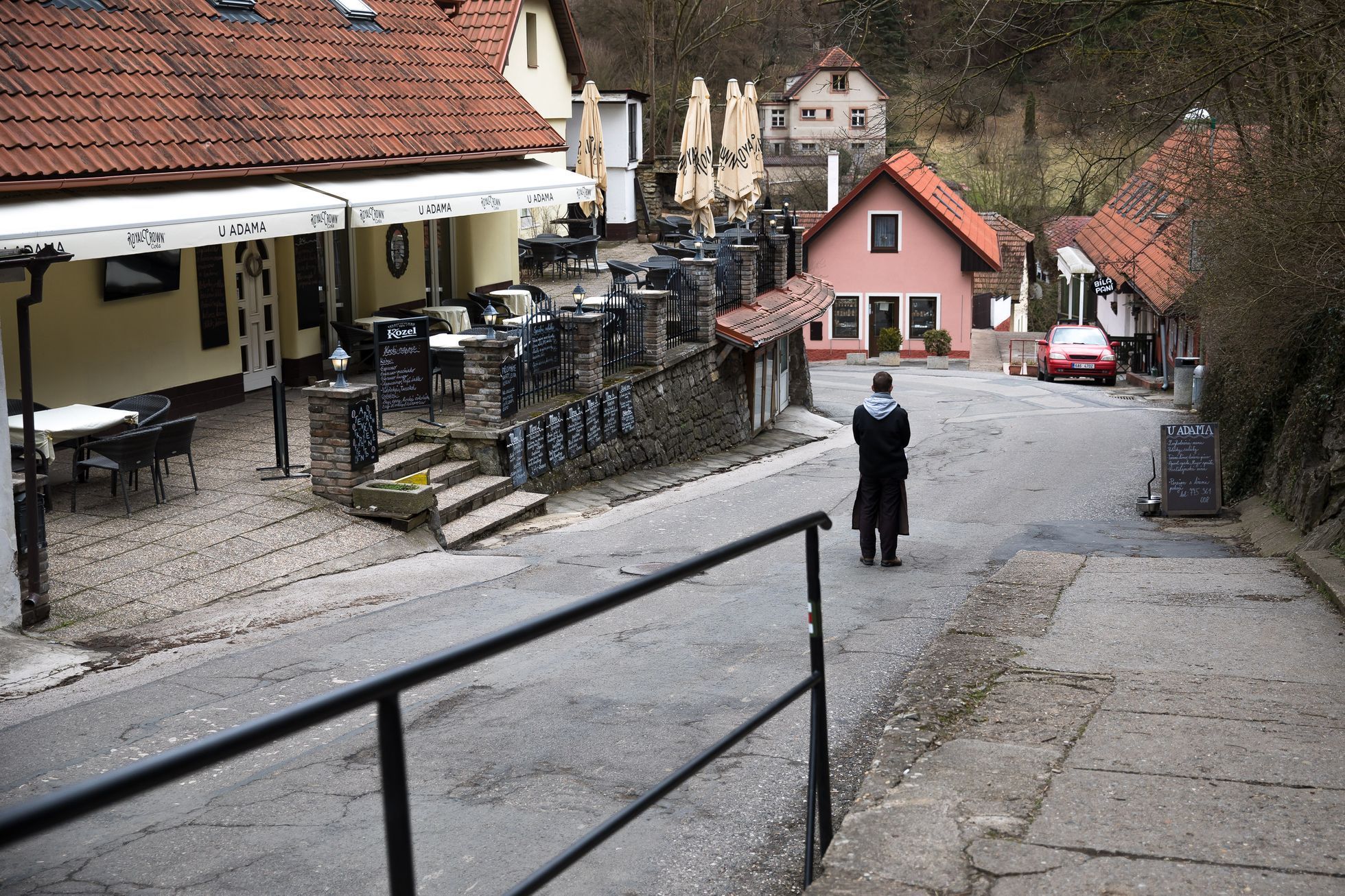 Prázdný hrad i obec Karlštejn, reklamy, reklama, cedule, turismus