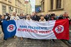 "Respektujte volby!" Demonstranti přišli k Hradu dát vzkaz prezidentovi
