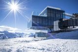 Autorem přestavby staré restaurace, která byla na alpském vrcholku od 60. let, je architektonické studio Rakušana Johanna Obermosera. Futuristická stavba na permafrostu a nejvýše položená restaurace Rakouska s názvem ice Q stála 4,5 milionu eur.