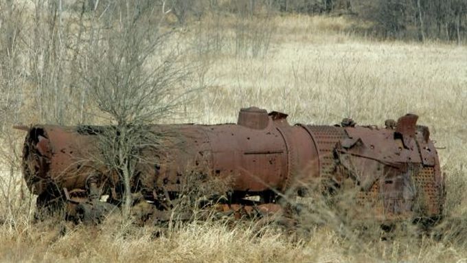 Vrak lokomotivy v demilitarizované zóně symbolizuje přerušené vazby mezi oběma Koreami. Jednání o obnovení železniční dopravy závisí na postoji armád