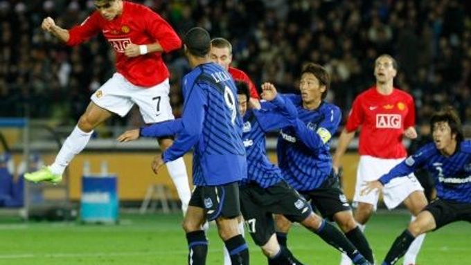 Záložník MAnchesteru United Cristiano Ronaldo skóruje v semifinále mistrovství světa klubů proti týmu Gamba Osaka.