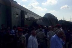 V egyptské Alexandrii se srazily dva vlaky. Nejméně 36 lidí zemřelo, dalších 123 je zraněných