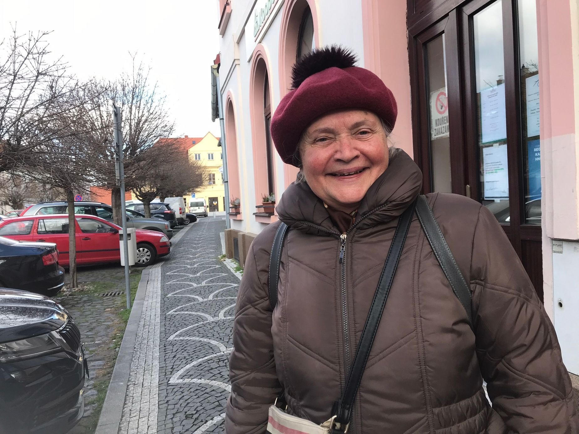 Důchodkyně Marie Jakoubková požádala Andreje Babiše o podporu své petice, kterou chce požádat vládu, aby nerušila slevy na jízdném, zavedené Babišovou vládou. Také ona je jeho voličkou.