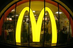 Skandál v McDonald's: Řetězec žaluje svého exšéfa kvůli vztahům se zaměstnankyněmi