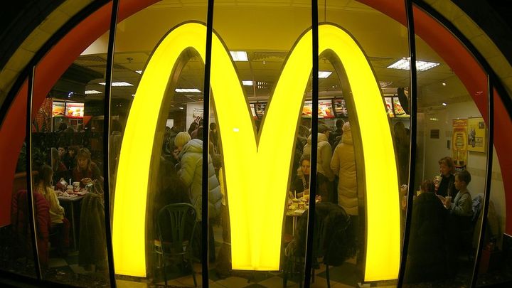 Skandál v McDonald's: Řetězec žaluje svého exšéfa kvůli vztahům se zaměstnankyněmi