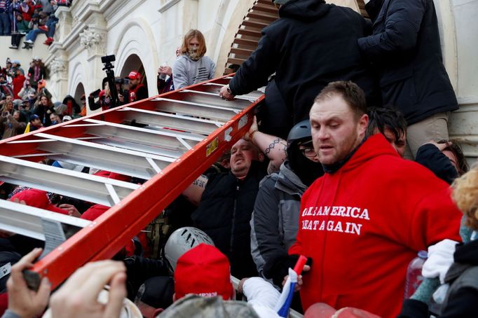 Stoupenci prezidenta Donalda Trumpa prolomili bezpečnostní opatření Kapitolu a přerušili jednání Kongresu, které mělo potvrdit vítězství Joea Bidena.