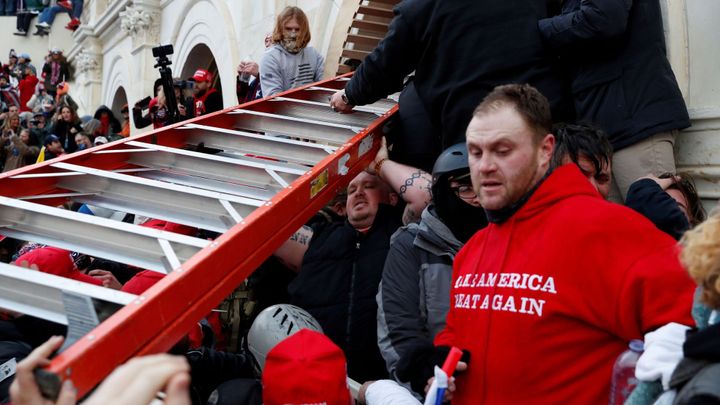 Trumpovci před vpádem do Kongresu psali o zbraních. Policie se přesto nepřipravila