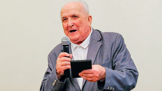 Hispanista, překladatel a pedagog Josef Forbelský při přebírání Ceny Josefa Jungmanna (snímek z roku 2017).