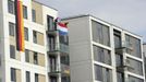 The flag of Luxembourg is draped at a balcony, amidst other flags of Germany, at the athletes village in the Olympic park in Stratford, east London, July 21, 2012. REUTERS/Paul Hackett (BRITAIN - Tags: SPORT OLYMPICS) Published: Čec. 21, 2012, 4 odp.