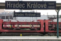 Vlaky mezi Pardubicemi a Hradcem zrychlí díky další koleji. Jezdit by po ní mohly od roku 2020