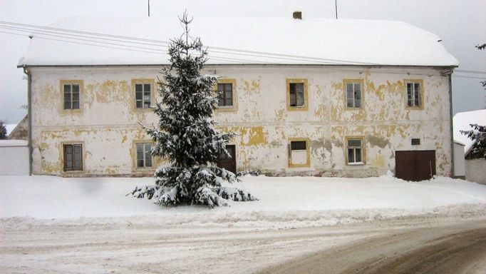 Faře v obci Věžná (Kraj Vysočina) chybělo sem tam okno, také omítka byla "na ústupu"...