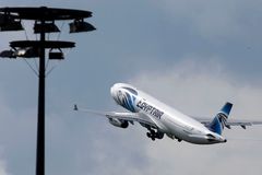 Průzkumná loď našla ve Středozemním moři trosky letounu Egyptair