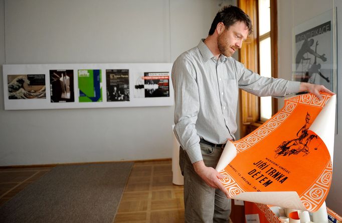 Jan Randáček s plakátem z výstavy Jiřího Trnky, která se v liberecké galerii uskutečnila roku 1981.