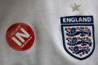 Muž má na dresu anglické fotbalové reprezentace samolepku, podporující setrvání v Evropské unii.