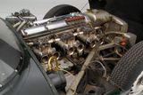 Zejména sportovní motory měly karburátorů více, typicky jeden pro každou dvojici válců. Na snímku Jaguar D-Type z roku 1954.