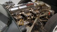 Zejména sportovní motory měly karburátorů více, typicky jeden pro každou dvojici válců. Na snímku Jaguar D-Type z roku 1954.