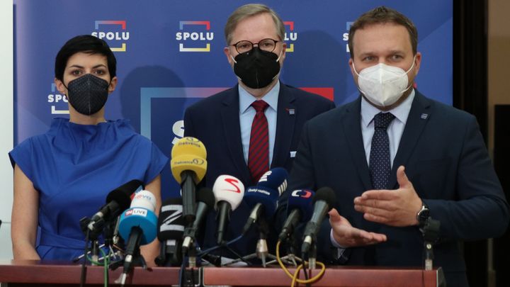 Za poslanci přišla výjimečně téměř celá vláda. Začalo jednání o tom, zda padne; Zdroj foto: Radek Bartoníček