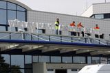 Václav Havel Airport Prague se bude užívat zejména pro označení budov terminálů letiště, v hlášení letištního rozhlasu, v  autobusech městské hromadné dopravy, na palubách letadel a v letištních autobusech.