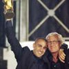 Kapitán mistrovské reprezentace Fabio Cannavaro (vlevo) drží pohár mistrů světa - a ramena kouče Marcella Lippiho.
