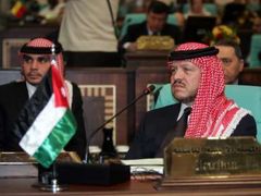 ...jeho jordánský kolega a jmenovec král Abdulláh pozorně naslouchal jednomu z projevů.