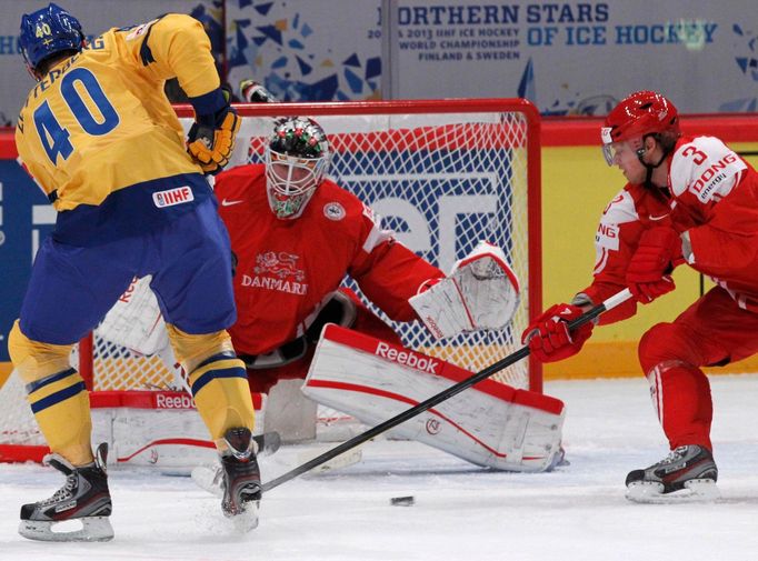 Zetterberg útočí na dánskou branku, bráněnou Larsenem a Andersenem.