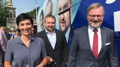 Lídři koalice Spolu před volebním autobusem v úterý 13. července 2021