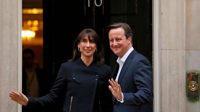 David Cameron má důvod k úsměvu. Z Downing street se nestěhuje.