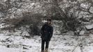 A North Korean soldier stands guard along the banks of Yalu River, near the North Korean town of Sinuiju, opposite the Chinese border city of Dandong February 12, 2013. North Korea conducted its third-ever nuclear test on Tuesday, a move likely to anger its main ally China and increase international action against Pyongyang and its new young leader, Kim Jong-un. REUTERS/Stringer (NORTH KOREA - Tags: POLITICS MILITARY) Published: Úno. 12, 2013, 7:09 dop.