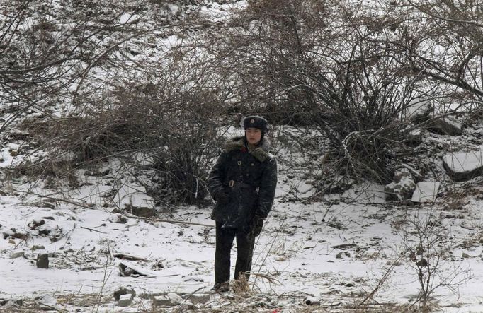 A North Korean soldier stands guard along the banks of Yalu River, near the North Korean town of Sinuiju, opposite the Chinese border city of Dandong February 12, 2013. North Korea conducted its third-ever nuclear test on Tuesday, a move likely to anger its main ally China and increase international action against Pyongyang and its new young leader, Kim Jong-un. REUTERS/Stringer (NORTH KOREA - Tags: POLITICS MILITARY) Published: Úno. 12, 2013, 7:09 dop.