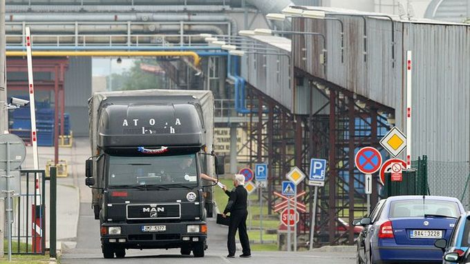 Brána továrny Siemens kolejová vozidla na pražském Zličíně. Kvůli odchodu firmy z Česka přijde o práci téměř tisíc lidí.