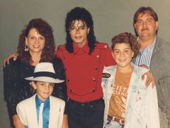 Michael Jackson a rodina Robsonových v roce 1990.
