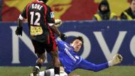 Bakari Kone z Nice se snaží překonal lyonského gólmana Gregoryho Coupeta.