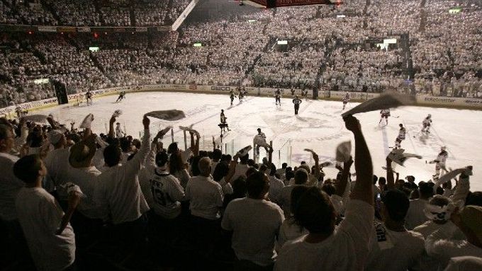 Vyprodaná pittsburghská Mellon Arena nebyla Jaromíru Jágrovi příliš nakloněna. Při každém kontaktu útočníka Rangers s pukem se okamžitě ozvalo hromové bučení.